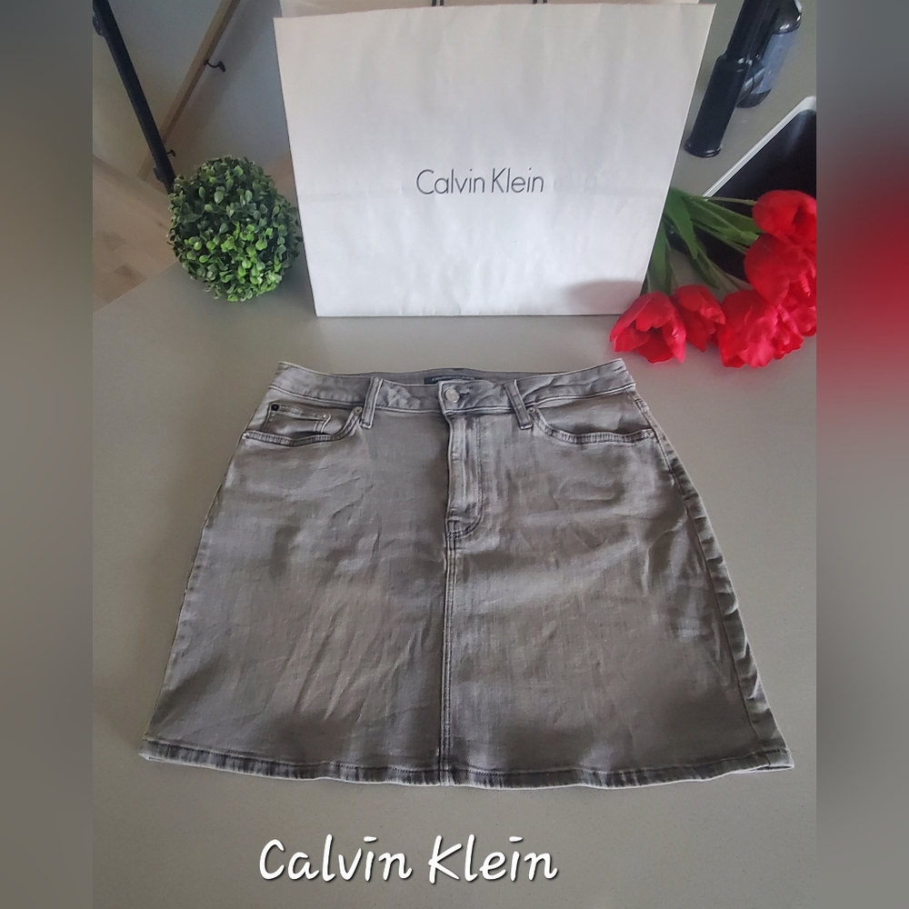CALVIN KLEIN Belle jupe en denim extensible longueur au-dessus du genoux grise